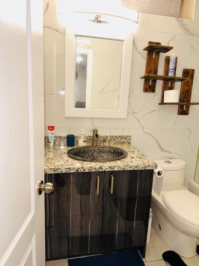 Deluxe Double Room Ii- Hazel Stays Mississauga Ngoại thất bức ảnh