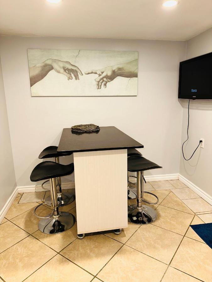 Deluxe Double Room Ii- Hazel Stays Mississauga Ngoại thất bức ảnh
